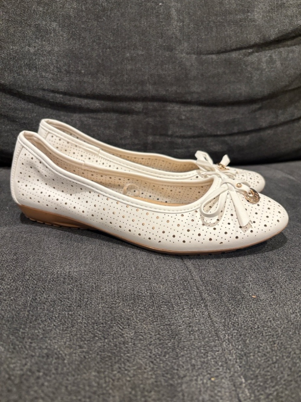 London Fog White Perforated Ballet Flats with Bow Accent size 8 - Picture 3 of 9